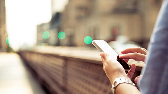 Mão de mulher com smartphone Mão de mulher com smartphone