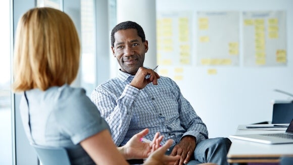 homem e mulher numa entrevista de emprego homem e mulher numa entrevista de emprego