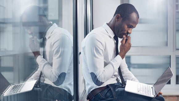 homem com portátil concentrado no seu trabalho homem com portátil concentrado no seu trabalho