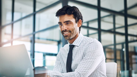 homem e mulher numa entrevista de emprego homem e mulher numa entrevista de emprego
