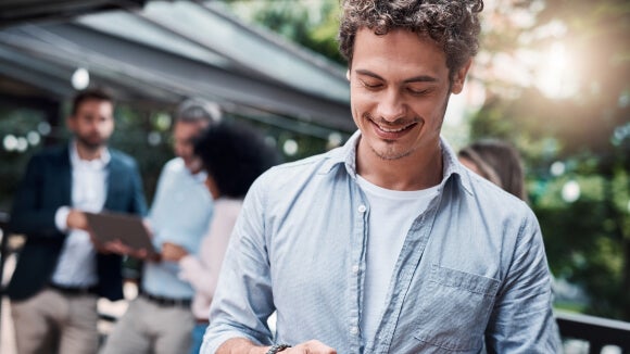 homem loiro com smart phone homem loiro com smart phone