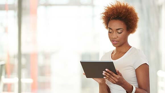 mulher com tablet mulher com tablet