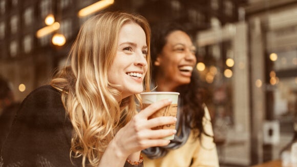 duas mulheres sorridentes com café duas mulheres sorridentes com café