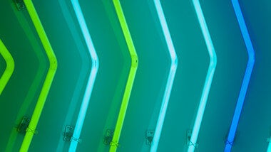 setas iluminadas luz neon azul e verde - salary survey