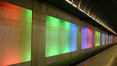 corredor iluminado com várias cores
